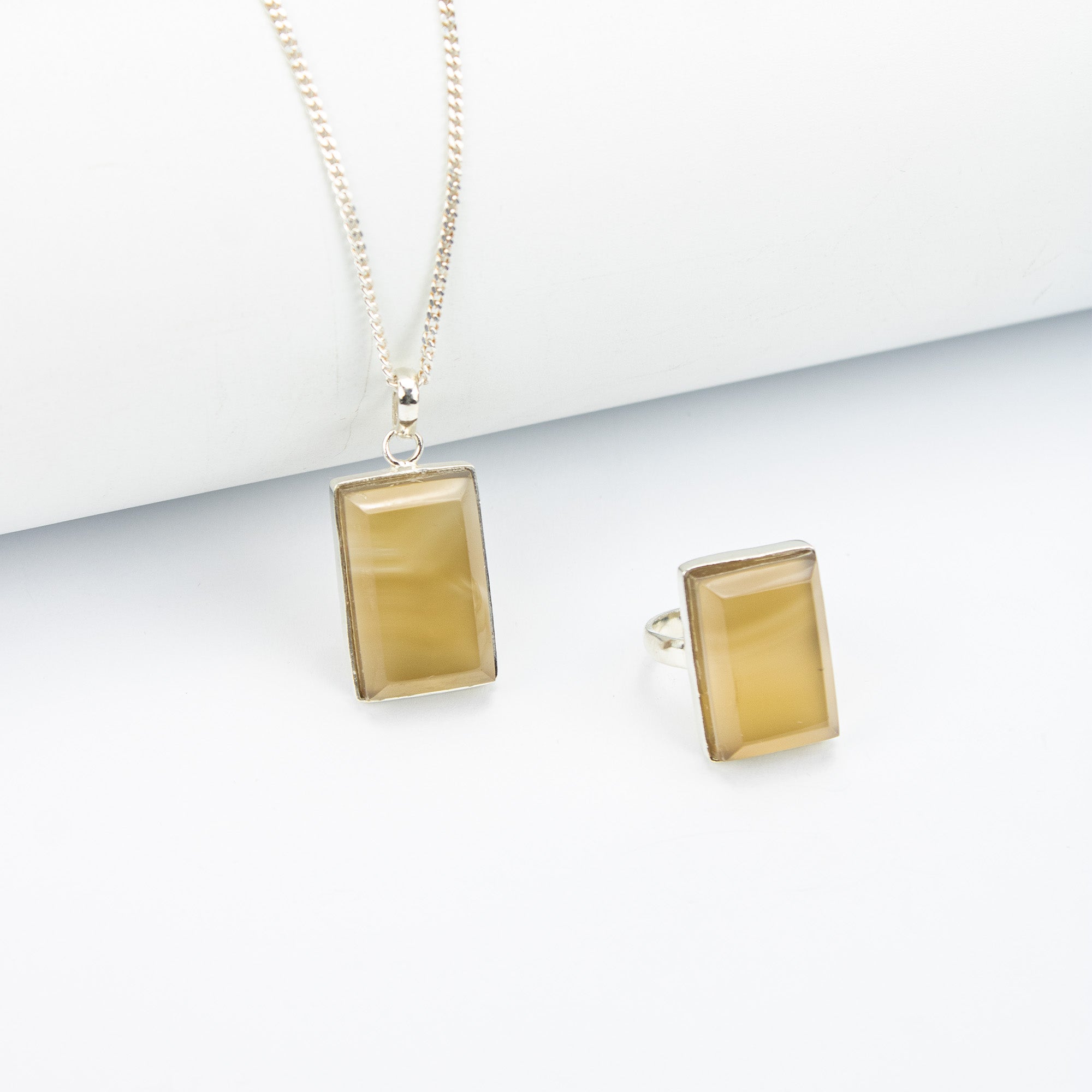 Afghan Golden Beige Agate Jewelry Set in 925 Silver – Rectangular Pendant & Ring Set – Size 18 mm