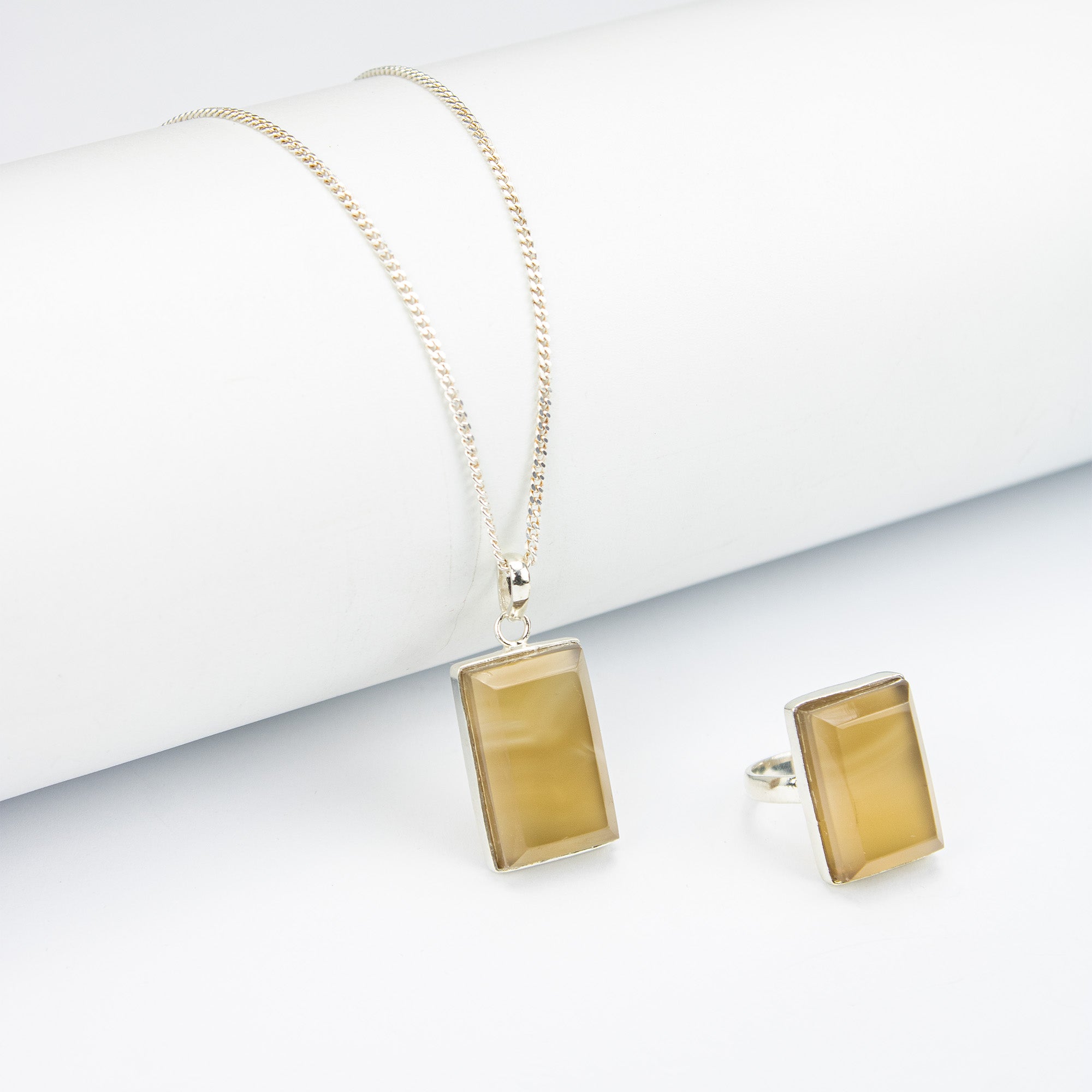 Afghan Golden Beige Agate Jewelry Set in 925 Silver – Rectangular Pendant & Ring Set – Size 18 mm